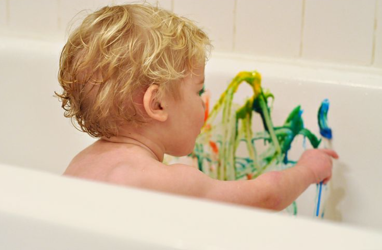 enfant-peinture-bain